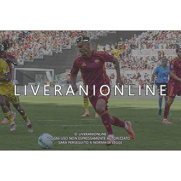 Lorenzo Pellegrini of AS Roma play the ball during AS Roma vs Hellas Verona FC, 5° Serie A Enilive 2025-26 game at Olimpic stadium in Roma (RM), Italy, on September 28, 2025. (Photo by Davide Casentini) AG ALDO LIVERANI SAS