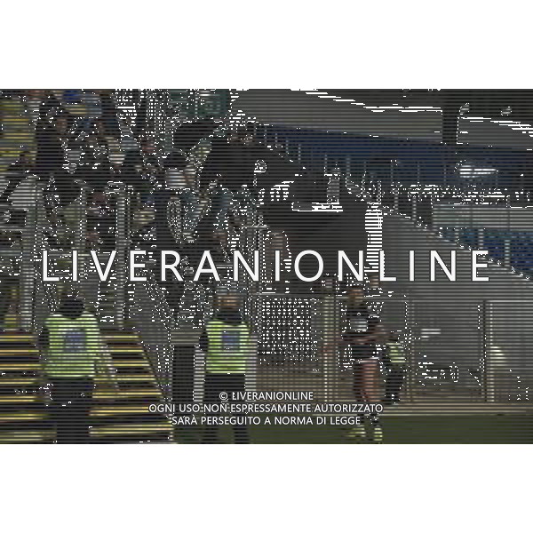 Frosinone vs Cesena Campionato Serie BKT - 6 Giornata Stadio B.Stirpe - Frosinone 30-09-2025 nella foto Zaro regala la maglia ai tifosi Foto Federico Gaetano - ag Aldo liverani ©FEDERICO GAETANO - AGENZIA ALDO LIVERANI SAS