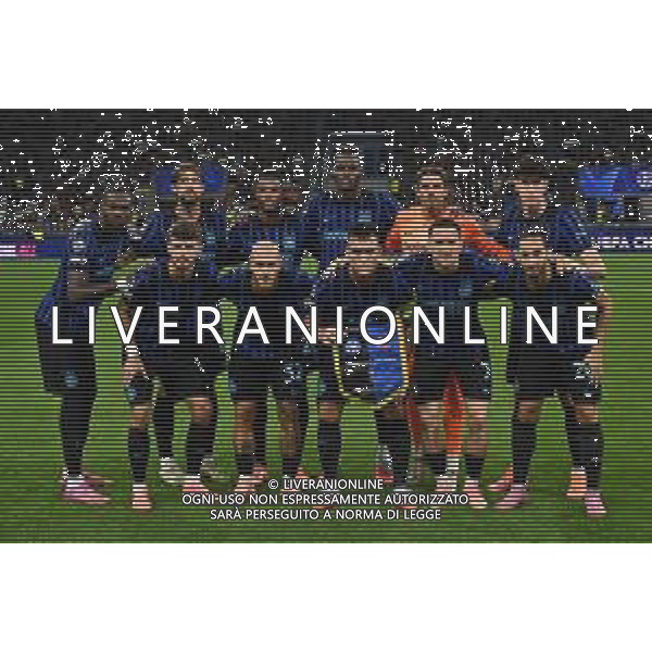 Inter vs Slavia Praga nella foto formazione Inter, in piedi da SX Marcus Thuram (Inter), Francesco Acerbi (Inter), Denzel Dumfries (Inter), Yann Aurel Bisseck (Inter), Yann Sommer (Inter) e Alessandro Bastoni (Inter); in basso da SX Petar Sucic (Inter), Federico Dimarco (Inter), Lautaro Martinez (Inter), Piotr Zielinski (Inter) e Hakan Calhanoglu (Inter) Milano 30-09-2025 Stadio Giuseppe Meazza - San Siro Inter vs Slavia Praga UEFA Champions League fase a girone unico - 2a giornata foto Roberto Garavaglia/Agenzia Aldo Liverani sas