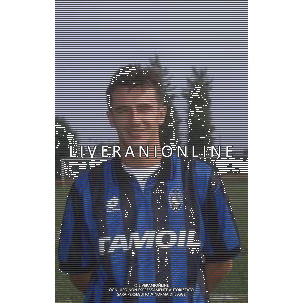 DIAP-RETROSPETTIVA ROBERTO RAMBAUDI CALCIATORE NELLA FOTO ROBERTO RAMBAUDI CON LA MAGLIA DELL\'ATALANTA CALCIO NELL\'ANNO 1992 AG ALDO LIVERANI SAS