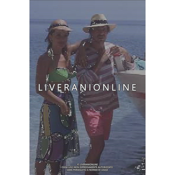 DIAP-RETROSPETTIVA RICKY TOGNAZZI ATTORE NELLA FOTO RICKY TOGNAZZI E SIMONA IZZO A TAORMINA NELL\'ANNO 1991 AG ALDO LIVERANI SAS
