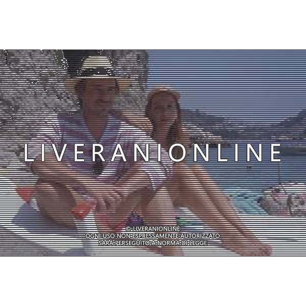 DIAP-RETROSPETTIVA RICKY TOGNAZZI ATTORE NELLA FOTO RICKY TOGNAZZI E SIMONA IZZO A TAORMINA NELL\'ANNO 1991 AG ALDO LIVERANI SAS