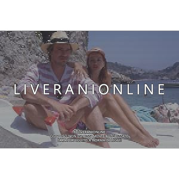 DIAP-RETROSPETTIVA RICKY TOGNAZZI ATTORE NELLA FOTO RICKY TOGNAZZI E SIMONA IZZO A TAORMINA NELL\'ANNO 1991 AG ALDO LIVERANI SAS