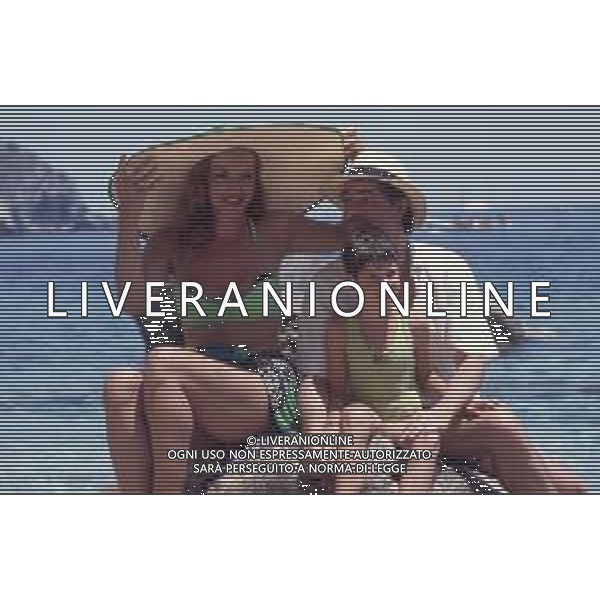 DIAP-RETROSPETTIVA RICKY TOGNAZZI ATTORE NELLA FOTO RICKY TOGNAZZI E SIMONA IZZO A TAORMINA NELL\'ANNO 1991 AG ALDO LIVERANI SAS