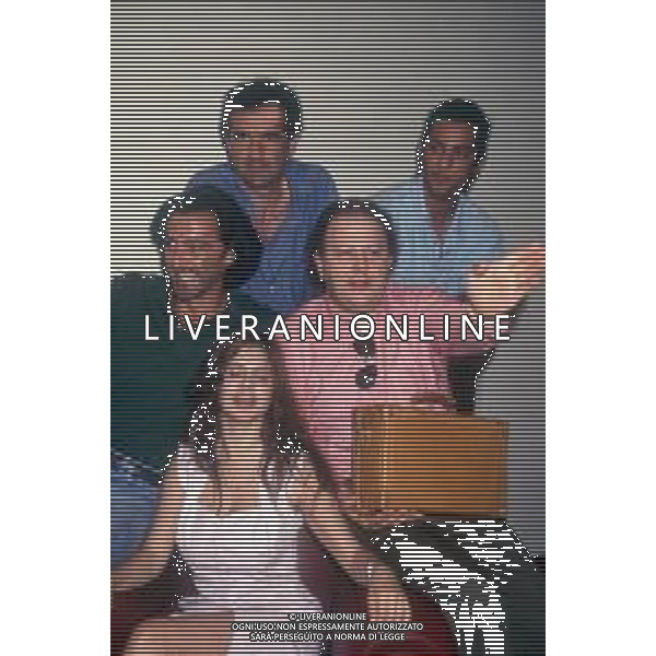 DIAP-RETROSPETTIVA DEBORA CAPRIOGLIO ATTRICE NELLA FOTO DEBORA CAPRIOGLIO NELLA TRASMISSIONE TELEVISIVA “ SAPORE DI MARE “CON LUCA BARBARESCHI-MASSIMO BOLDI E TEO TEOCOLI NELL\'ANNO 1991 A MILANO AG ALDO LIVERANI SAS 