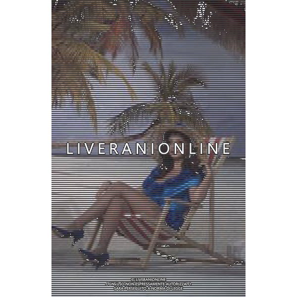 DIAP-RETROSPETTIVA DEBORA CAPRIOGLIO ATTRICE NELLA FOTO DEBORA CAPRIOGLIO NELLA TRASMISSIONE TELEVISIVA “ SAPORE DI MARE “NELL\'ANNO 1991 A MILANO AG ALDO LIVERANI SAS
