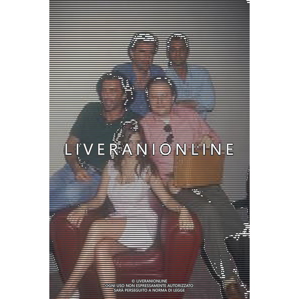 DIAP-RETROSPETTIVA DEBORA CAPRIOGLIO ATTRICE NELLA FOTO DEBORA CAPRIOGLIO NELLA TRASMISSIONE TELEVISIVA “ SAPORE DI MARE “CON LUCA BARBARESCHI-MASSIMO BOLDI E TEO TEOCOLI NELL\'ANNO 1991 A MILANO AG ALDO LIVERANI SAS 