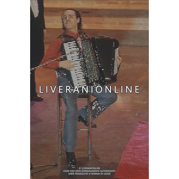 DIAP-RETROSPETTIVA EDUARDO DE CRESCENZO CANTANTE NELLA FOTO EDUARDO DE CRESCENZO A SANREMO NELL\'ANNO 1991 AG ALDO LIVERANI SAS