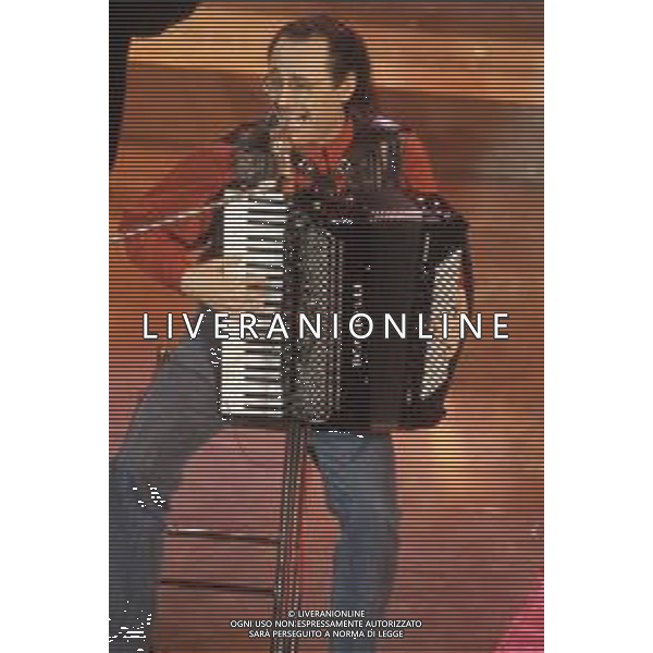 DIAP-RETROSPETTIVA EDUARDO DE CRESCENZO CANTANTE NELLA FOTO EDUARDO DE CRESCENZO A SANREMO NELL\'ANNO 1991 AG ALDO LIVERANI SAS