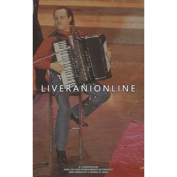 DIAP-RETROSPETTIVA EDUARDO DE CRESCENZO CANTANTE NELLA FOTO EDUARDO DE CRESCENZO A SANREMO NELL\'ANNO 1991 AG ALDO LIVERANI SAS