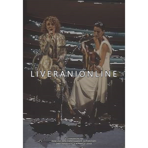 DIAP-RETROSPETTIVA GRAZIA DI MCHELE CANTANTE NELLA FOTO GRAZIA DI MICHELE CON ROSSANNA CASALE A SANREMO NELL\'ANNO 1992 AG ALDO LIVERANI SAS