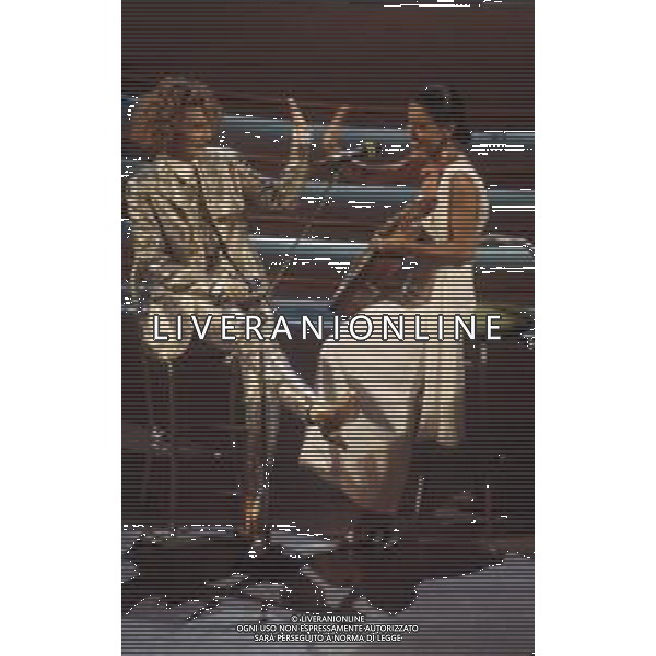 DIAP-RETROSPETTIVA GRAZIA DI MCHELE CANTANTE NELLA FOTO GRAZIA DI MICHELE CON ROSSANNA CASALE A SANREMO NELL\'ANNO 1992 AG ALDO LIVERANI SAS