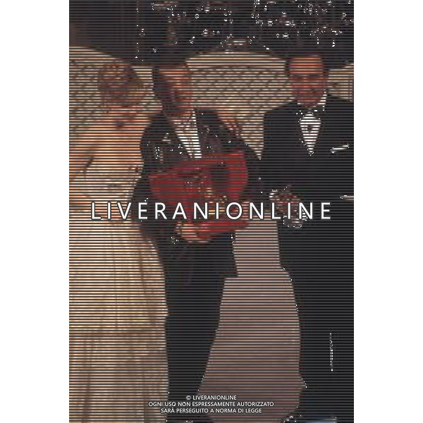 DIAP-RETROSPETTIVA ENRICO RUGGERI CANTANTE NELLA FOTO ENRICO RUGGERI AL FESTIVAL DI SANREMO NELL\'ANNO 1993 CON LORELLA CUCCARINI E PIPPO BAUDO AG ALDO LIVERANI SAS