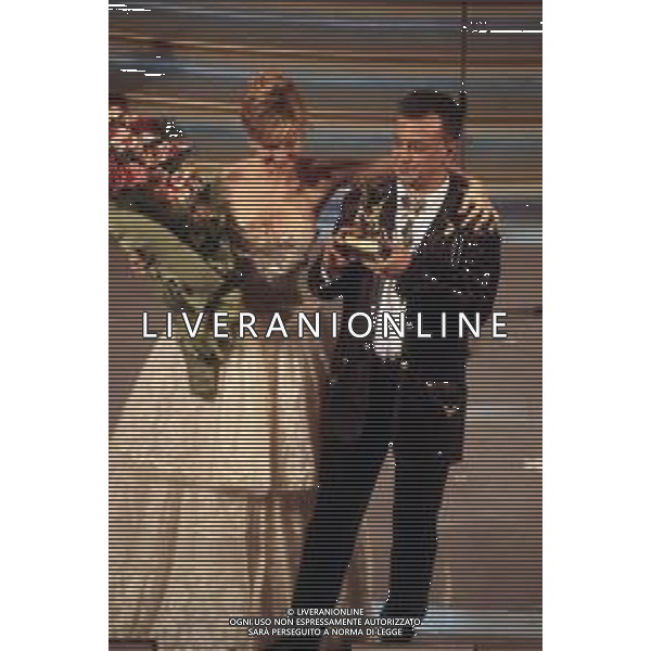 DIAP-RETROSPETTIVA ENRICO RUGGERI CANTANTE NELLA FOTO ENRICO RUGGERI AL FESTIVAL DI SANREMO NELL\'ANNO 1993 CON LORELLA CUCCARINI AG ALDO LIVERANI SAS