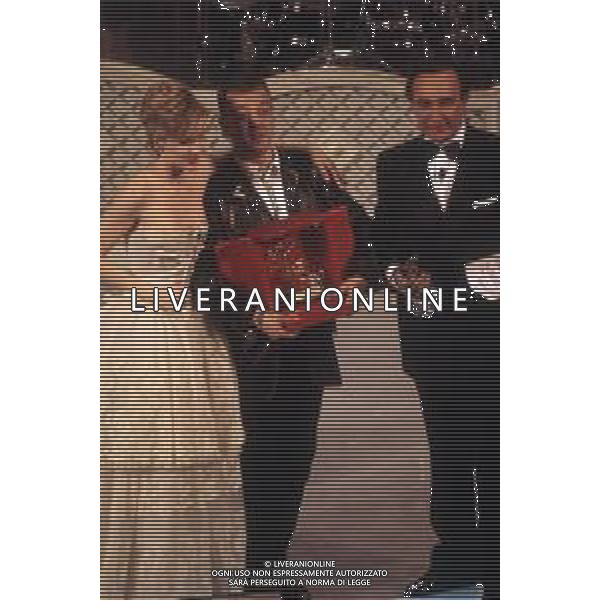 DIAP-RETROSPETTIVA ENRICO RUGGERI CANTANTE NELLA FOTO ENRICO RUGGERI AL FESTIVAL DI SANREMO NELL\'ANNO 1993 CON LORELLA CUCCARINI E PIPPO BAUDO AG ALDO LIVERANI SAS