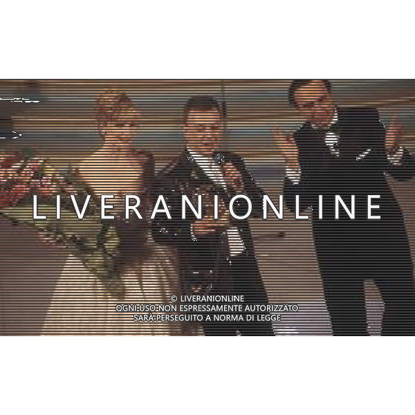 DIAP-RETROSPETTIVA ENRICO RUGGERI CANTANTE NELLA FOTO ENRICO RUGGERI AL FESTIVAL DI SANREMO NELL\'ANNO 1993 CON LORELLA CUCCARINI E PIPPO BAUDO AG ALDO LIVERANI SAS