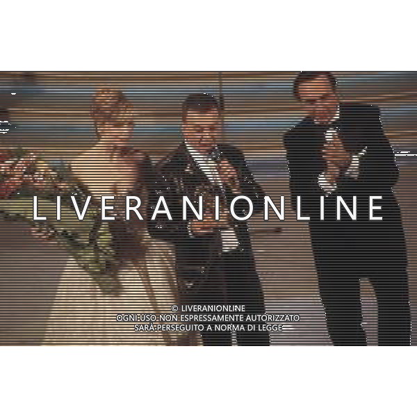 DIAP-RETROSPETTIVA ENRICO RUGGERI CANTANTE NELLA FOTO ENRICO RUGGERI AL FESTIVAL DI SANREMO NELL\'ANNO 1993 CON LORELLA CUCCARINI E PIPPO BAUDO AG ALDO LIVERANI SAS