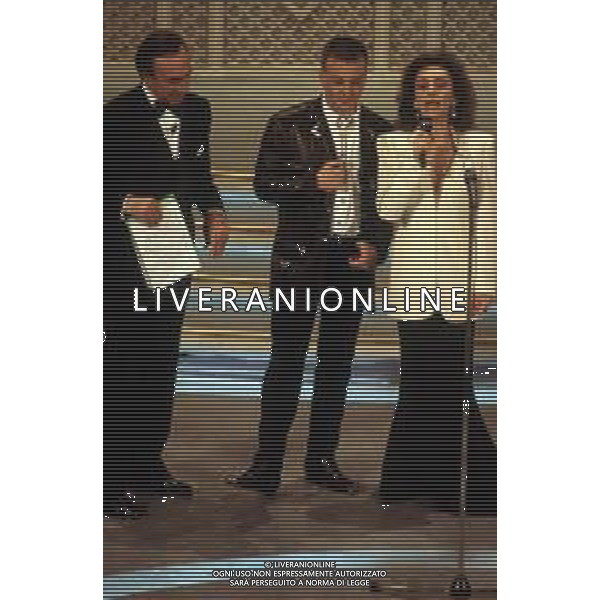 DIAP-RETROSPETTIVA ENRICO RUGGERI CANTANTE NELLA FOTO ENRICO RUGGERI AL FESTIVAL DI SANREMO NELL\'ANNO 1993 CON PIPPO BAUDO E MARIA ROSARIA OMAGGIO AG ALDO LIVERANI SAS