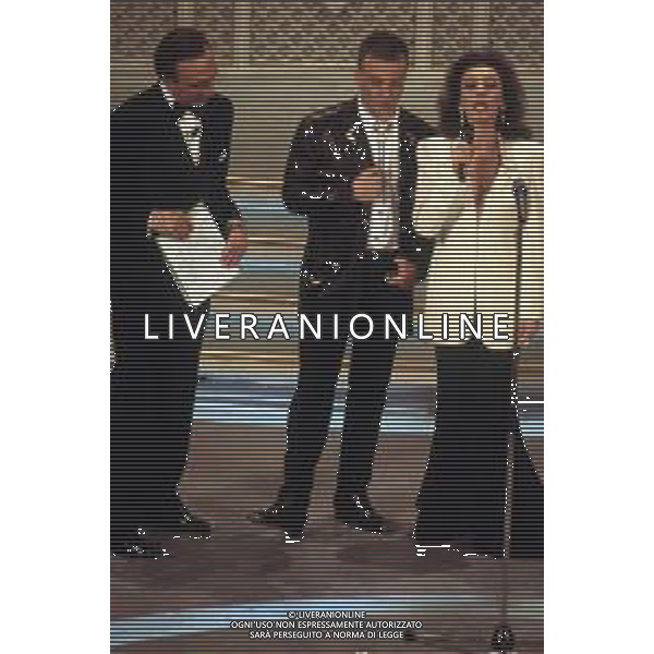 DIAP-RETROSPETTIVA ENRICO RUGGERI CANTANTE NELLA FOTO ENRICO RUGGERI AL FESTIVAL DI SANREMO NELL\'ANNO 1993 CON PIPPO BAUDO E MARIA ROSARIA OMAGGIO AG ALDO LIVERANI SAS