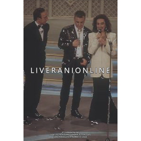 DIAP-RETROSPETTIVA ENRICO RUGGERI CANTANTE NELLA FOTO ENRICO RUGGERI AL FESTIVAL DI SANREMO NELL\'ANNO 1993 CON PIPPO BAUDO E MARIA ROSARIA OMAGGIO AG ALDO LIVERANI SAS
