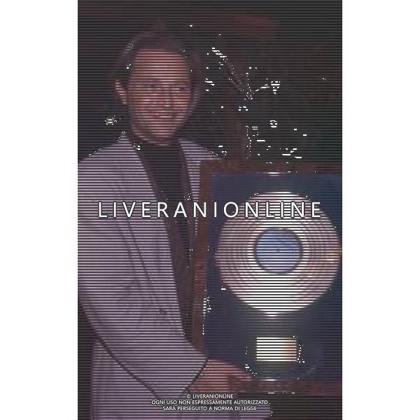 DIAP-RETROSPETTIVA AMEDEO MINGHI CANTANTE NELLA FOTO AMEDEO MINGHI A SANREMO NELL\'ANNO 1992 AG ALDO LIVERANI SAS