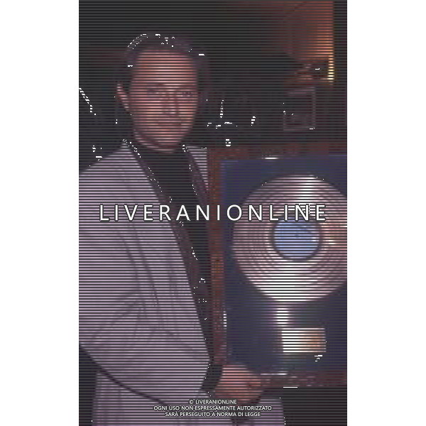 DIAP-RETROSPETTIVA AMEDEO MINGHI CANTANTE NELLA FOTO AMEDEO MINGHI A SANREMO NELL\'ANNO 1992 AG ALDO LIVERANI SAS