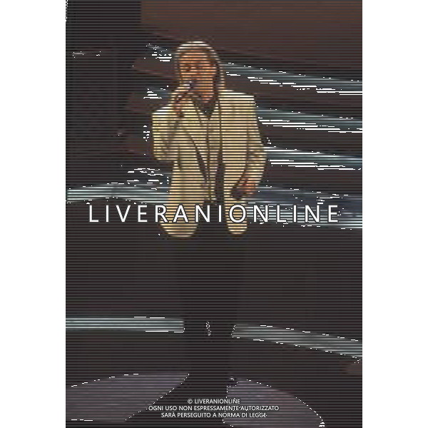 DIAP-RETROSPETTIVA AMEDEO MINGHI CANTANTE NELLA FOTO AMEDEO MINGHI A SANREMO NELL\'ANNO 1992 AG ALDO LIVERANI SAS