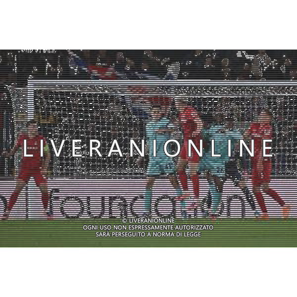 TVRG Bologna vs Friburgo nella foto il tocco di mano di Martin Vitik (Bologna) punito con il rigore dall\'arbitro Nenad Minakovic (SRB) dopo revisione al VAR Bologna 02-10-2025 Stadio Renato Dall\'Ara Bologna vs Friburgo UEFA Europa League fase a girone unico - 2a giornata foto Roberto Garavaglia/Agenzia Aldo Liverani sas