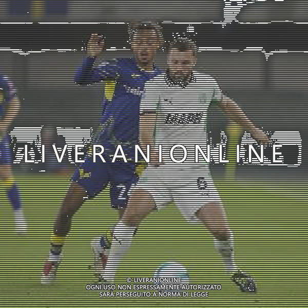 Sebastian Walukiewicz of US Sassuolo battle for the ball with Antoine Joseph Bernède of Hellas Verona FC during Hellas Verona FC vs US Sassuolo, 6° Serie A Enilive 2025-26 game at Marcantonio Bentegodi stadium in Verona (VR), Italy, on October 03, 2025. (Photo by Davide Casentini) AG ALDO LIVERANI SAS