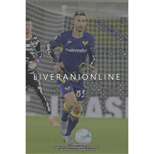 Roberto Gagliardini of Hellas Verona FC play the ball during Hellas Verona FC vs US Sassuolo, 6° Serie A Enilive 2025-26 game at Marcantonio Bentegodi stadium in Verona (VR), Italy, on October 03, 2025. (Photo by Davide Casentini) AG ALDO LIVERANI SAS