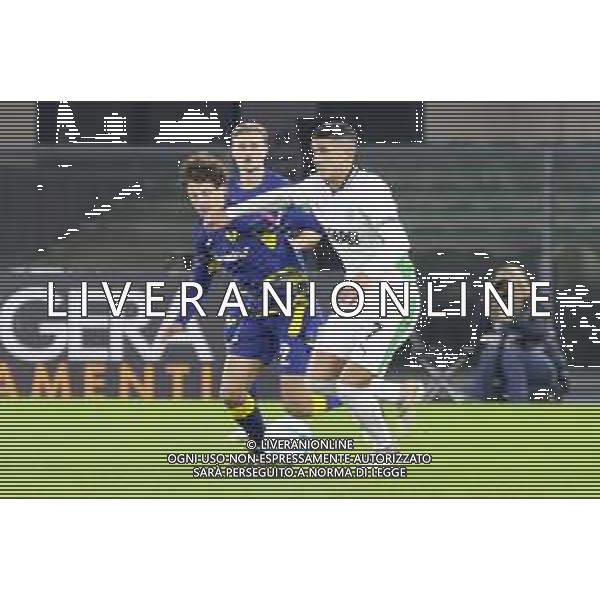 Cristian Volpato of US Sassuolo competes for the ball with Domagoj Bradaric of Hellas Verona FC during Hellas Verona FC vs US Sassuolo, 6° Serie A Enilive 2025-26 game at Marcantonio Bentegodi stadium in Verona (VR), Italy, on October 03, 2025. (Photo by Davide Casentini) AG ALDO LIVERANI SAS