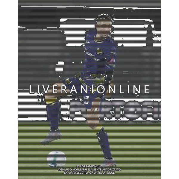 Roberto Gagliardini of Hellas Verona FC play the ball during Hellas Verona FC vs US Sassuolo, 6° Serie A Enilive 2025-26 game at Marcantonio Bentegodi stadium in Verona (VR), Italy, on October 03, 2025. (Photo by Davide Casentini)- AGENZIA ALDO LIVERANI SAS