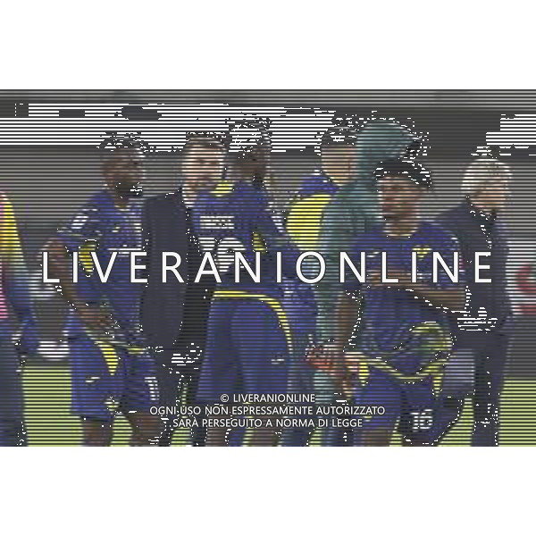 Hellas Veorna players and Paolo Zanetti Head Coach of Hellas Verona FC expresses disappointment at the end of Hellas Verona FC vs US Sassuolo, 6° Serie A Enilive 2025-26 game at Marcantonio Bentegodi stadium in Verona (VR), Italy, on October 03, 2025. (Photo by Davide Casentini)- AGENZIA ALDO LIVERANI SAS