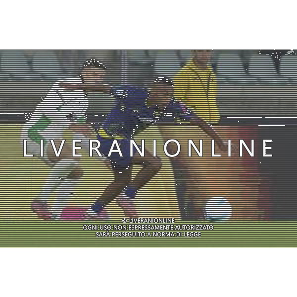 Rafik Belghali of Hellas Verona FC competes for the ball with Tarik Muharemovic of US Sassuolo during Hellas Verona FC vs US Sassuolo, 6° Serie A Enilive 2025-26 game at Marcantonio Bentegodi stadium in Verona (VR), Italy, on October 03, 2025. (Photo by Davide Casentini)- AGENZIA ALDO LIVERANI SAS