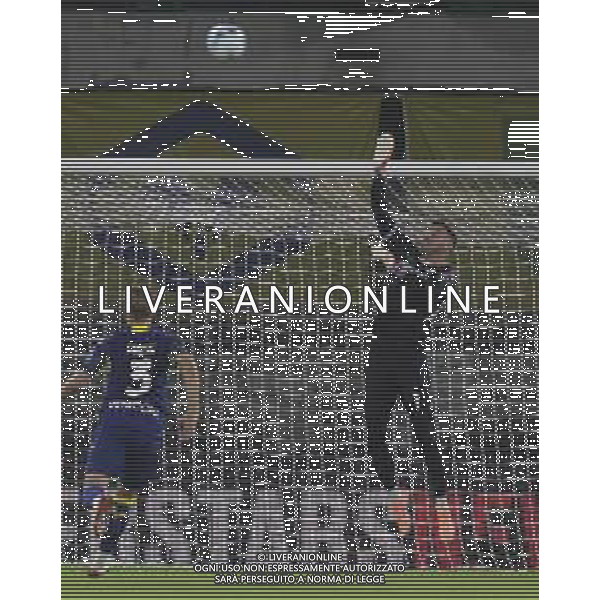 Lorenzo Montipo’ of Hellas Verona FC makes a save during Hellas Verona FC vs US Sassuolo, 6° Serie A Enilive 2025-26 game at Marcantonio Bentegodi stadium in Verona (VR), Italy, on October 03, 2025. (Photo by Davide Casentini)- AGENZIA ALDO LIVERANI SAS