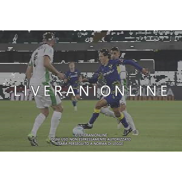 Domagoj Bradaric of Hellas Verona FC dribling on Sassuolo players during Hellas Verona FC vs US Sassuolo, 6° Serie A Enilive 2025-26 game at Marcantonio Bentegodi stadium in Verona (VR), Italy, on October 03, 2025. (Photo by Davide Casentini)- AGENZIA ALDO LIVERANI SAS