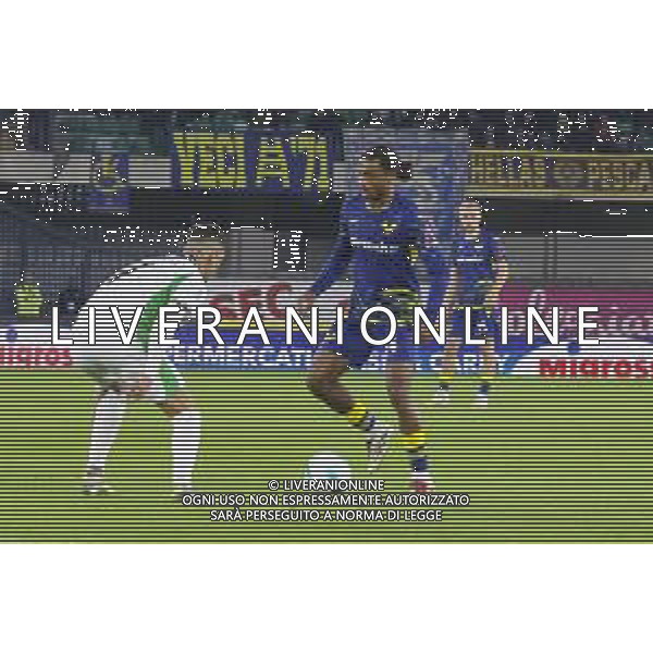 Antoine Joseph Bernede of Hellas Verona FC competes for the ball with Cristian Volpato of US Sassuolo during Hellas Verona FC vs US Sassuolo, 6° Serie A Enilive 2025-26 game at Marcantonio Bentegodi stadium in Verona (VR), Italy, on October 03, 2025. (Photo by Davide Casentini)- AGENZIA ALDO LIVERANI SAS