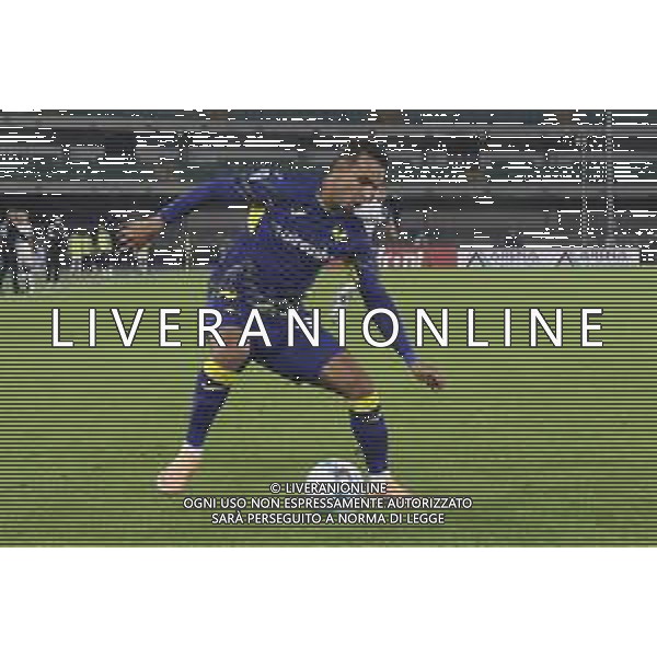 Giovane Santana do Nascimiento of Hellas Verona FC play the ball during Hellas Verona FC vs US Sassuolo, 6° Serie A Enilive 2025-26 game at Marcantonio Bentegodi stadium in Verona (VR), Italy, on October 03, 2025. (Photo by Davide Casentini)- AGENZIA ALDO LIVERANI SAS