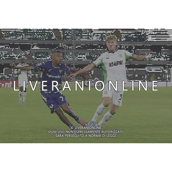Rafik Belghali of Hellas Verona FC competes for the ball with Josh Thomas Doig of US Sassuolo during Hellas Verona FC vs US Sassuolo, 6° Serie A Enilive 2025-26 game at Marcantonio Bentegodi stadium in Verona (VR), Italy, on October 03, 2025. (Photo by Davide Casentini)- AGENZIA ALDO LIVERANI SAS