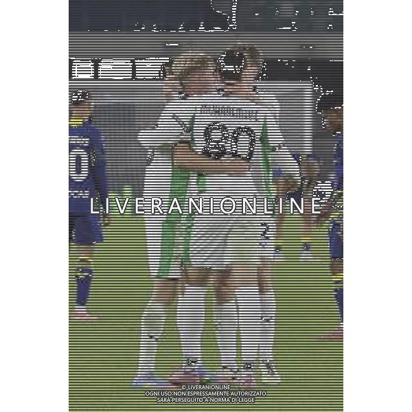 Sassuolo players celebrate the victory at the end of Hellas Verona FC vs US Sassuolo, 6° Serie A Enilive 2025-26 game at Marcantonio Bentegodi stadium in Verona (VR), Italy, on October 03, 2025. (Photo by Davide Casentini)- AGENZIA ALDO LIVERANI SAS