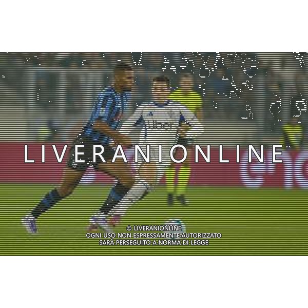 Isak Hien of Atalanta BC play the ball during Atalanta BC vs Como 1907, 6° Serie A Enilive 2025-26 game at New Balance Arena in Bergamo (BG), Italy, on October 04, 2025. (Photo by Davide Casentini)- AGENZIA ALDO LIVERANI SAS