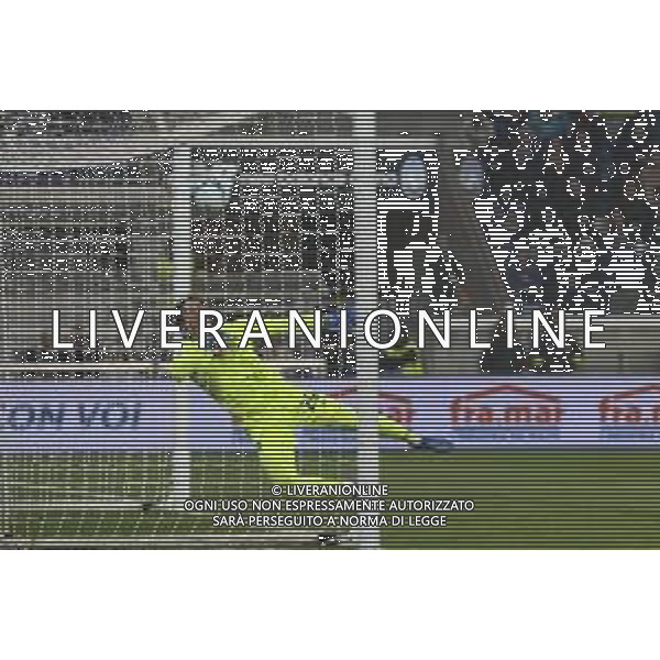 Marco Carnesecchi of Atalanta BC take a goal from Maximo Perrone of Como 1907 during Atalanta BC vs Como 1907, 6° Serie A Enilive 2025-26 game at New Balance Arena in Bergamo (BG), Italy, on October 04, 2025. (Photo by Davide Casentini)- AGENZIA ALDO LIVERANI SAS