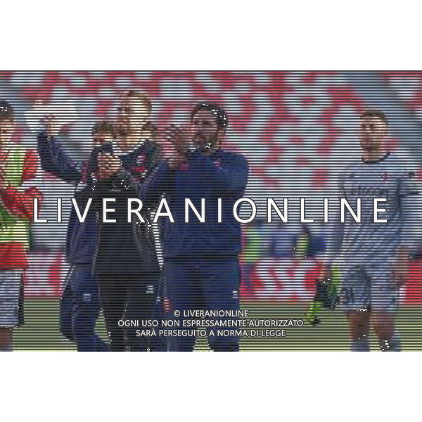 TVEM October 04, 2025 Bari, Italy - SSC Bari vs Padova Calcio - Italian Soccer Serie B 2025/2026 - San Nicola Stadium. In the pic: coach Fabio Caserta of SSC Bari applauds fans foto emmauele mastrodonato-ag aldo liverani sas
