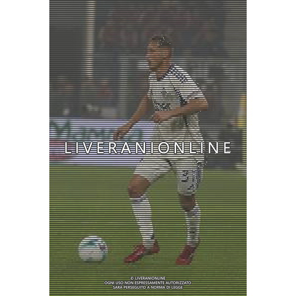 Mergim Vojvoda of Como 1907 play the ball during Atalanta BC vs Como 1907, 6° Serie A Enilive 2025-26 game at New Balance Arena in Bergamo (BG), Italy, on October 04, 2025. (Photo by Davide Casentini)- AGENZIA ALDO LIVERANI SAS