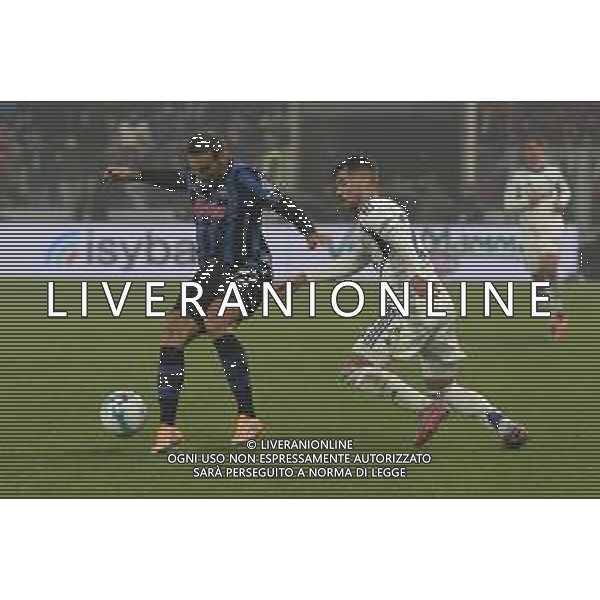 Davide Zappacosta of Atalanta BC. battle for the ball with Martin Baturina of Como 1907 during Atalanta BC vs Como 1907, 6° Serie A Enilive 2025-26 game at New Balance Arena in Bergamo (BG), Italy, on October 04, 2025. (Photo by Davide Casentini)- AGENZIA ALDO LIVERANI SAS