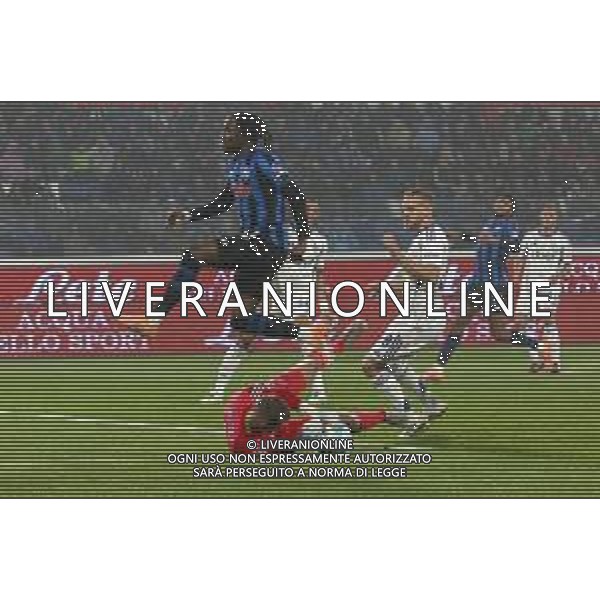 Jean Butez of Como 1907 makes a save on Ademola Lookman of Atalanta BC during Atalanta BC vs Como 1907, 6° Serie A Enilive 2025-26 game at New Balance Arena in Bergamo (BG), Italy, on October 04, 2025. (Photo by Davide Casentini)- AGENZIA ALDO LIVERANI SAS