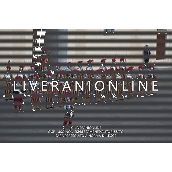 Citta’ del Vaticano 04 Ottobre 2025 Giuramento della Giuramento della Guardia Svizzera Pontificia alla presenza di Sua Santita’ Papa Leone XIV (non accadeva dal 1968 con Paolo VI) nel cortile di San Damaso del Palazzo Apostolico Nella foto: Foto Credit: Andrea Bracaglia- AGENZIA ALDO LIVERANI SAS