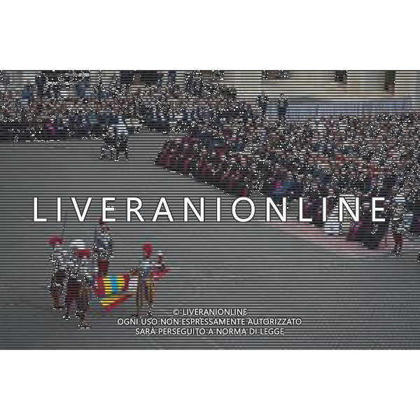 Citta’ del Vaticano 04 Ottobre 2025 Giuramento della Giuramento della Guardia Svizzera Pontificia alla presenza di Sua Santita’ Papa Leone XIV (non accadeva dal 1968 con Paolo VI) nel cortile di San Damaso del Palazzo Apostolico Nella foto: Papa Leone XIV Foto Credit: Andrea Bracaglia- AGENZIA ALDO LIVERANI SAS