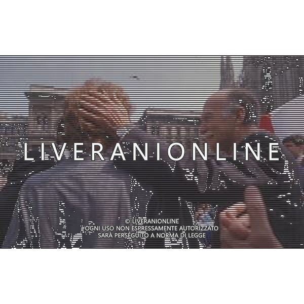 DIAP-RETROSPETTIVA GIORGIO ALMIRANTE POLITICO NELLA FOTO GIORGIO ALMIRANTE IN PIAZZA DUOMO A MILANO NELL\'ANNO 1987 CON LA MADRE DI FAUSTO TINELLI AG ALDO LIVERANI SAS
