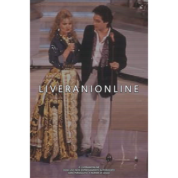 DIAP-RETROSPETTIVA MASSIMO MODUGNO CANTANTE NELLA FOTO MASSIMO MODUGNO A SANREMO NELL\'ANNO 1992 CON BARBARA BOUCHET AG ALDO LIVERANI SAS